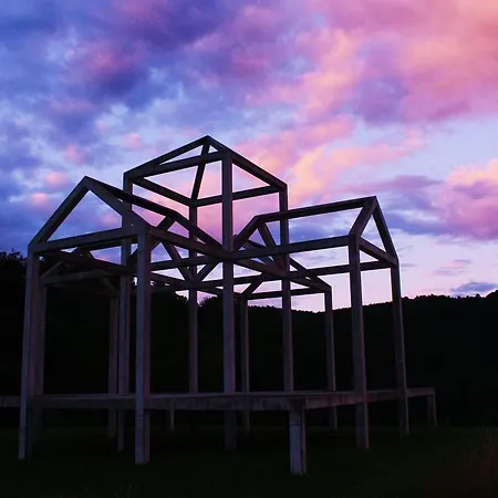 Tilly's And House 3*