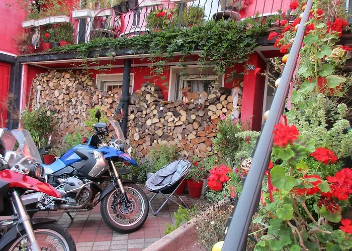 Gasthuis Tilly's And House