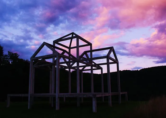 Tilly's And House 3*